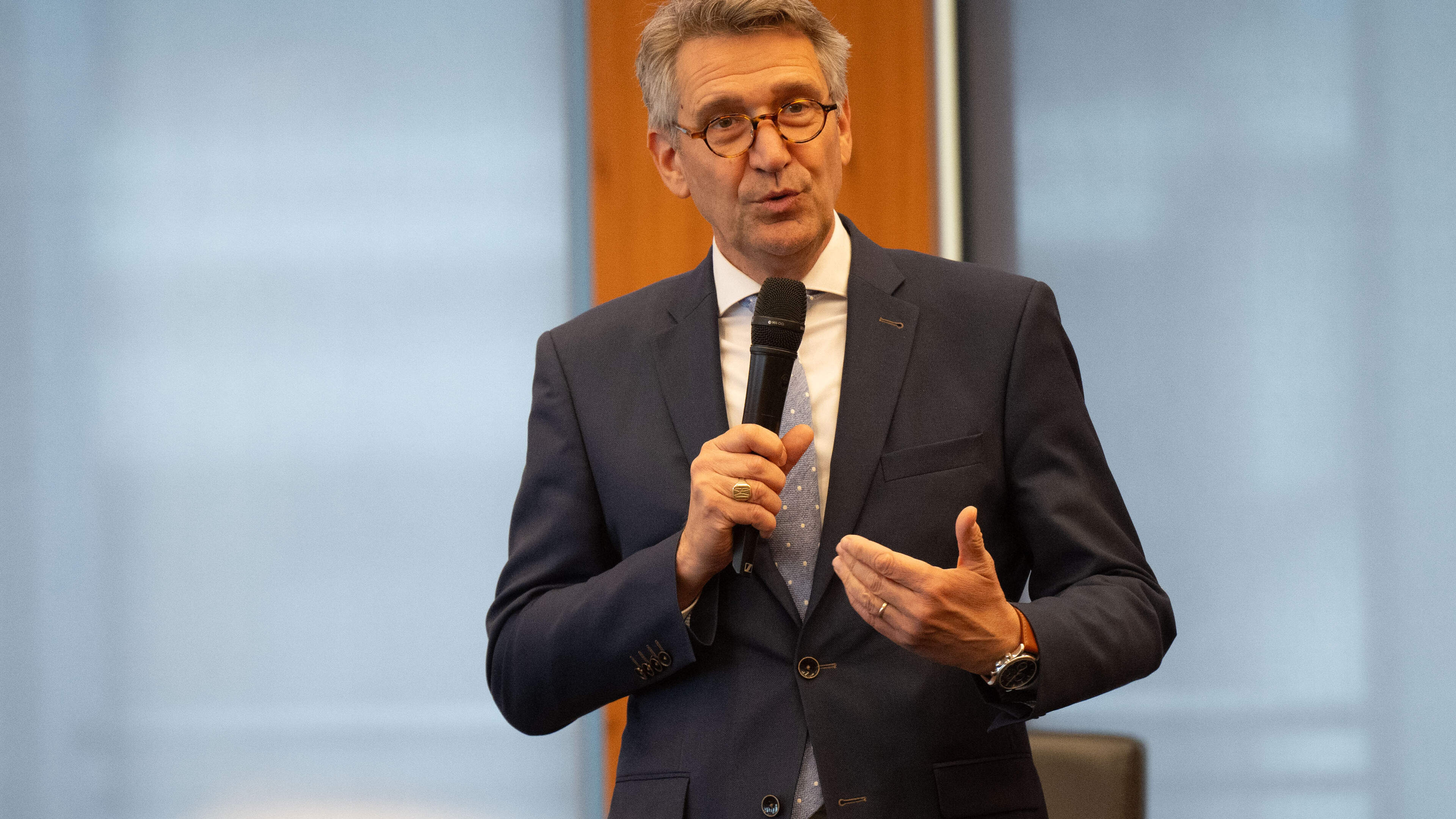 Burgemeester Maastricht na presentatie Berenschot-rapport over sfeer in stadhuis: ‘Ben niet van de s